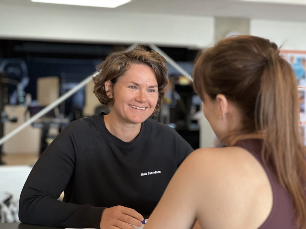 Marie Svendsen ser på kvinde